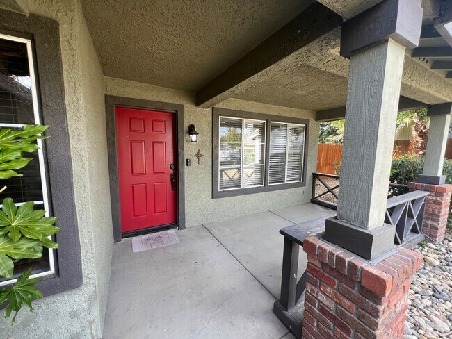 Foto del edificio - 3 bedrooms + an office and built in swimmi...