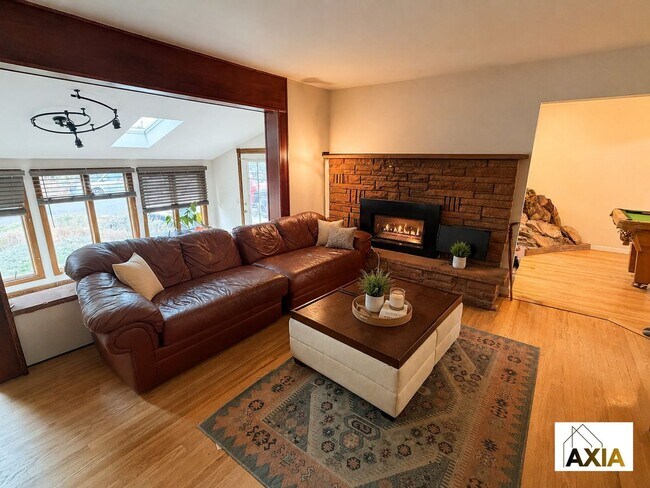 Building Photo - 5BD/3BA in Martin Acres w/a Backyard Oasis!