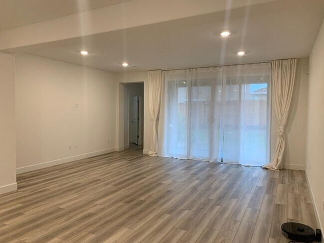 Building Photo - Beautiful, Newer Home at 7824 Nutmeg - Ant...