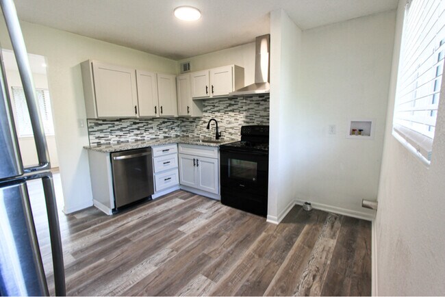 Foto del edificio - 8449-8449 Lowell Ave