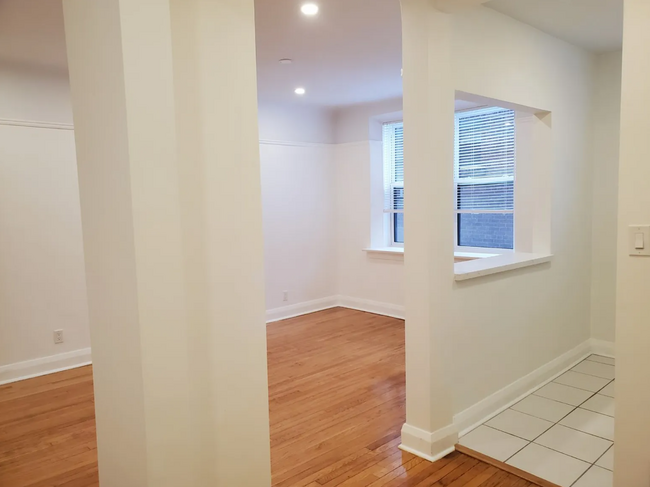 Building Photo - 1 Bedroom in Luxury Boutique building in F...