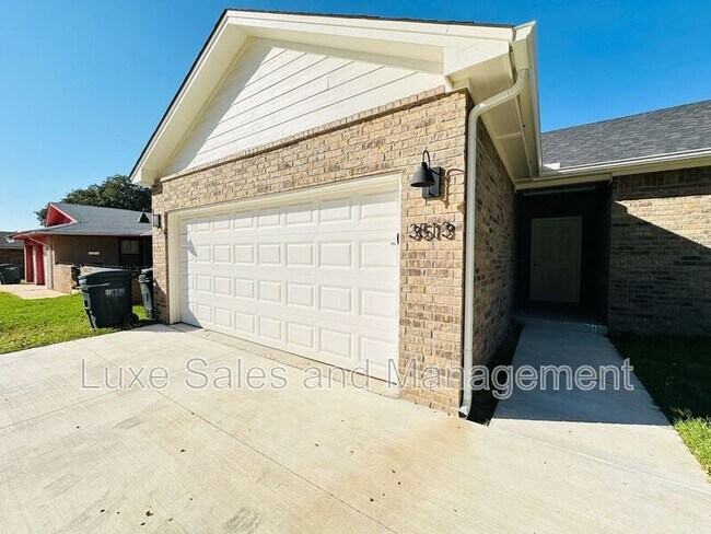 Building Photo - 3513 Hillside Dr