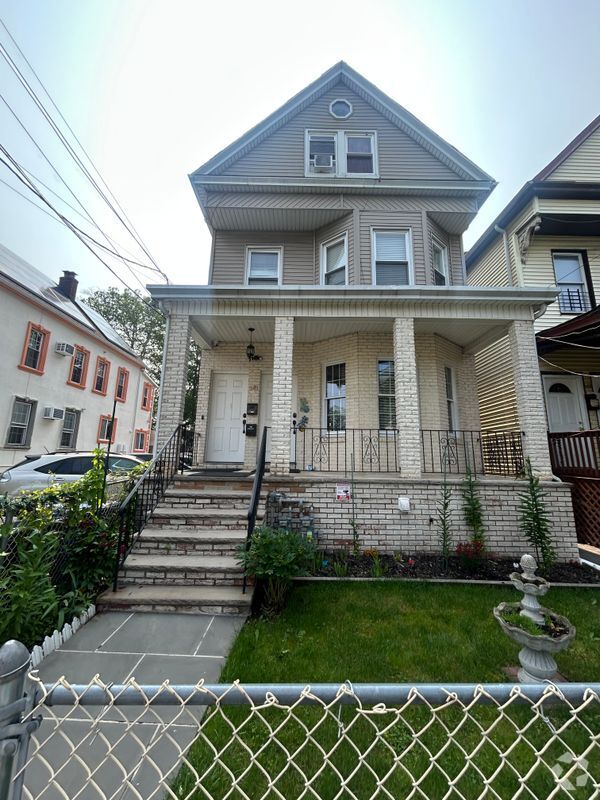 Building Photo - 581 Monroe Ave