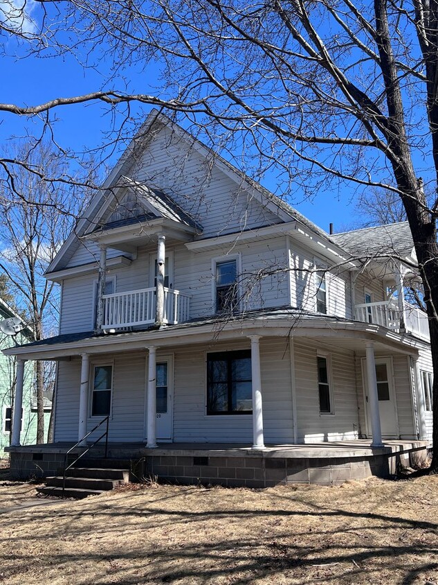 Foto principal - 820 10th St E