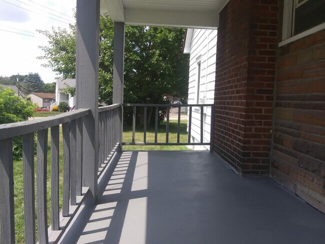 Porche frontal cubierto - 3849 Marland Heights Rd
