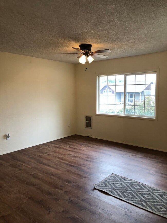 Building Photo - ***$200 Off 1st month's Rent*** MOVE IN SP...