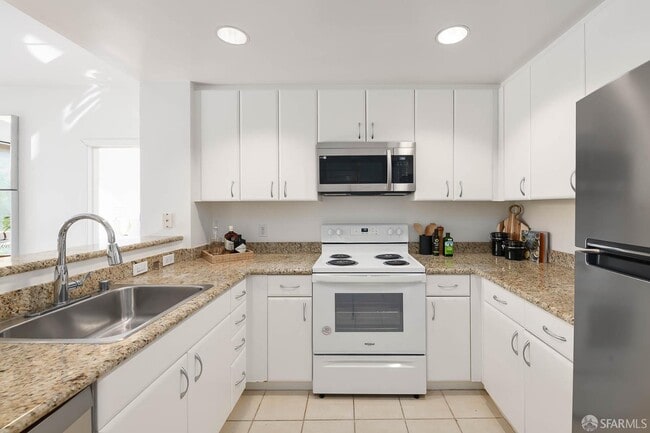 Building Photo - 250 King St