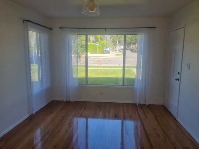 living room pic 2 - 1801 N Glenoaks Blvd