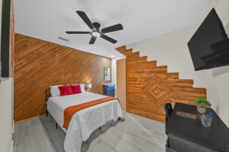 Building Photo - 8050 Tavenor Ln