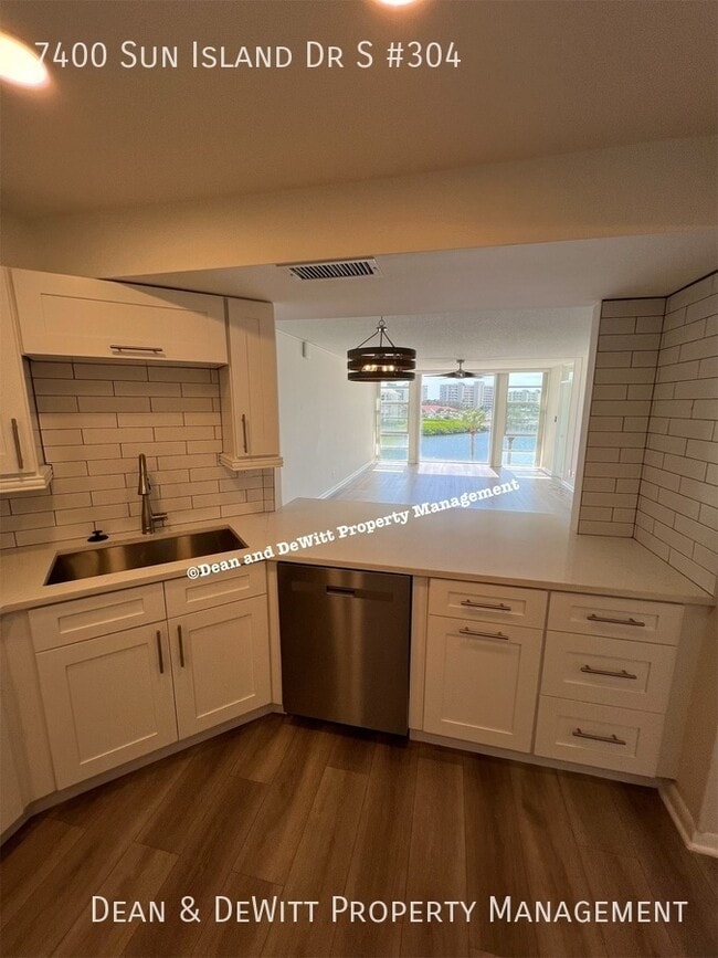 Building Photo - STUNNING 2BR/2BA WATERFRONT CONDO - For Rent