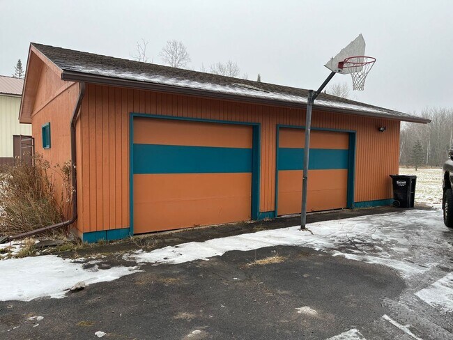 Building Photo - Beautiful 3 Bedroom / 2 Bath on 7 Acres!
