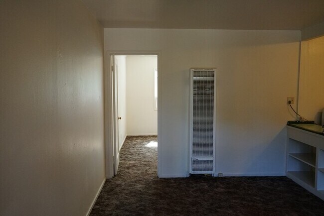 Building Photo - 1806 Iris Ave