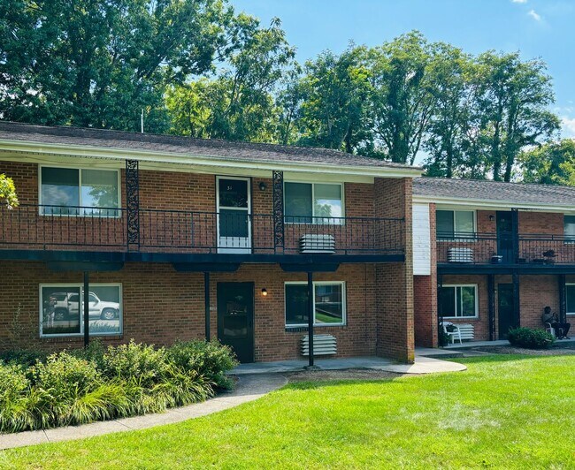 Building Photo - 2 Bedroom, 1 Bath Apartment