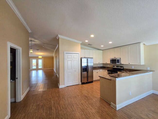 Building Photo - 4 Bedroom 2 bath in Sedona Palms