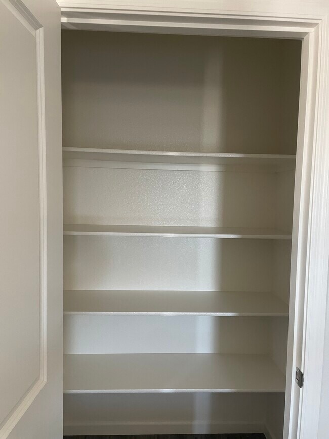 Mucho espacio de almacenamiento en la despensa. - 6509 S Prado Cir