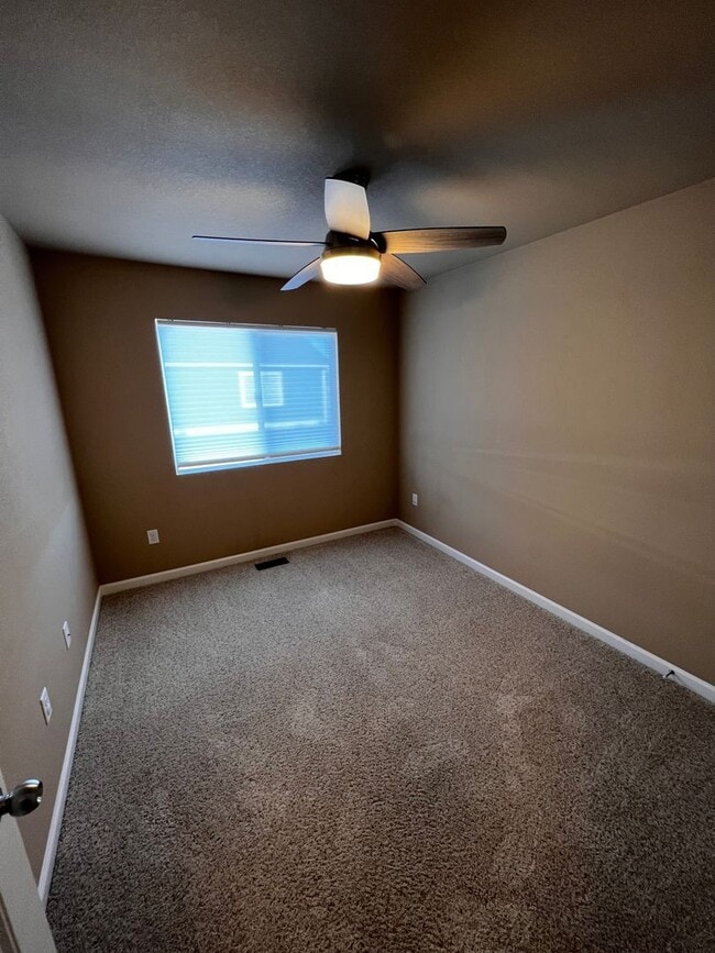 Building Photo - Well maintained townhome close to everything