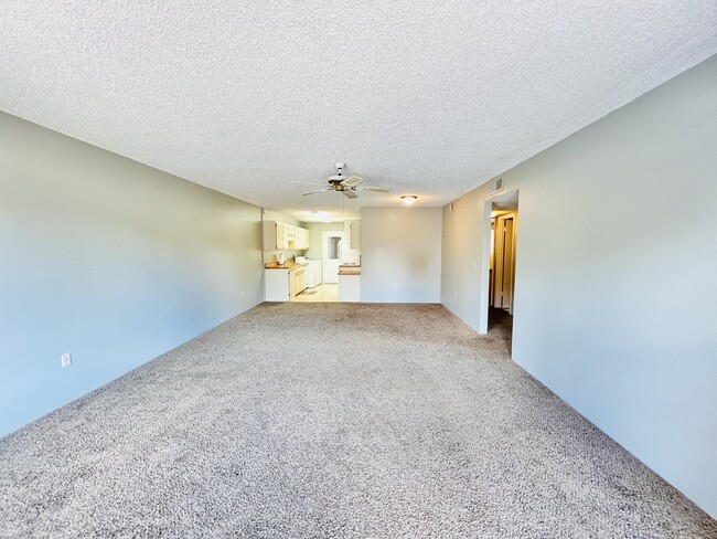 Building Photo - 726 W Rosewood Ln