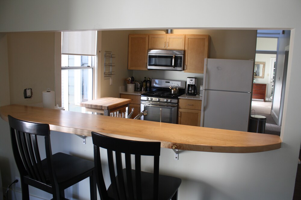 Open kitchen with counter - 425 Fell St