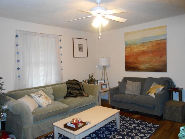 Foto del edificio - Charming 2-Bedroom, 2-Bath Single-Family Home with Sunroom & Wooded Views