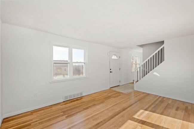 Foto del edificio - READY FOR JULY 1ST! Don't miss this UPDATED 3-bedroom!