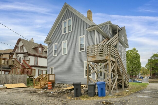Building Photo - 12 Bedroom House less that 3 Blocks from C...
