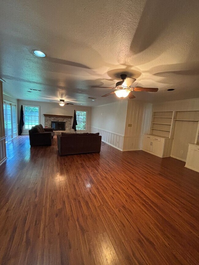 Foto del edificio - Beautiful 3 Bedroom Broadmoor Home