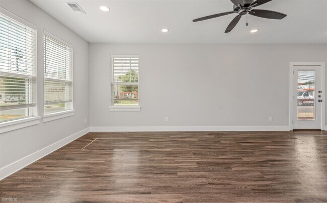 Building Photo - 4 br, 4.5 bath House - 301A Ash St