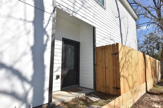 Building Photo - 7015 Goforth St