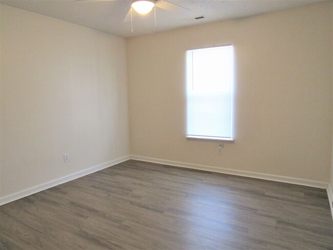 Building Photo - Nice 2 Bedroom Townhome Close to Camp Leje...