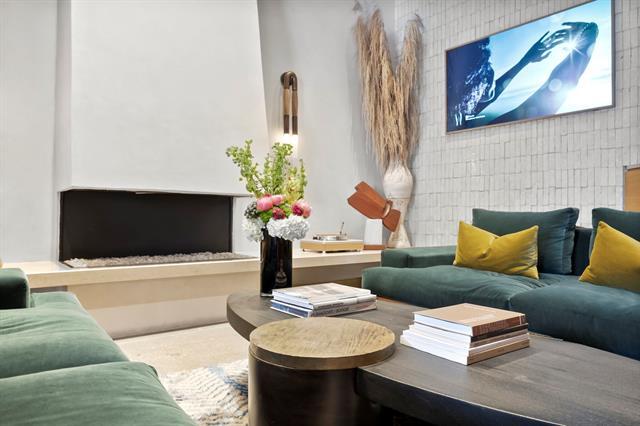 Foto del edificio - 2408 Victory Park Ln