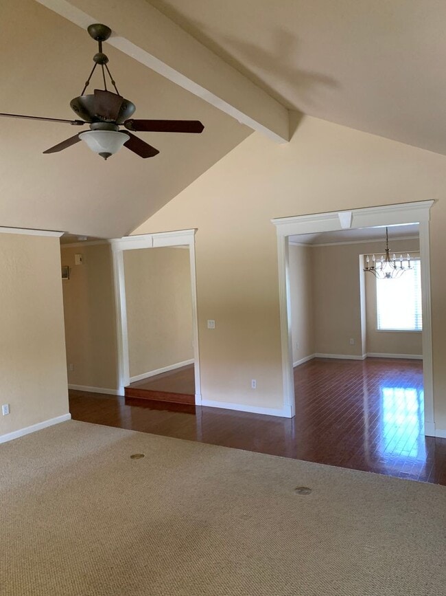 Building Photo - 3 Bedroom 2 Bath Home