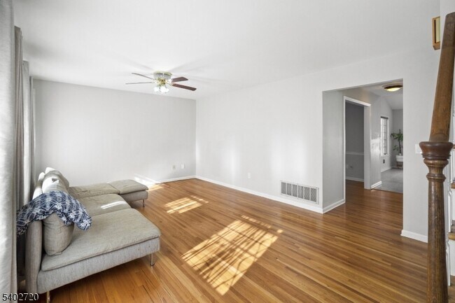 Foto del edificio - 6 Hoagland Ct