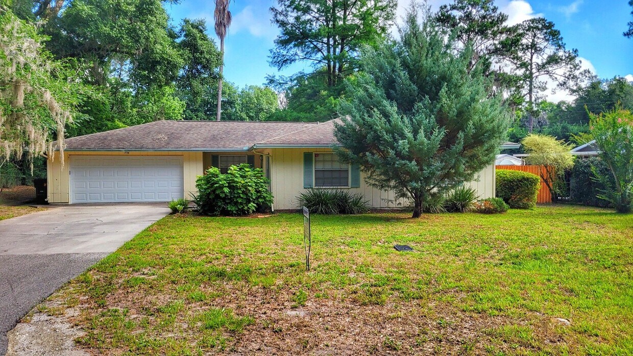 Primary Photo - LEASE TERM NEGOTIABLE 3 Bedroom, 2 Bath in...