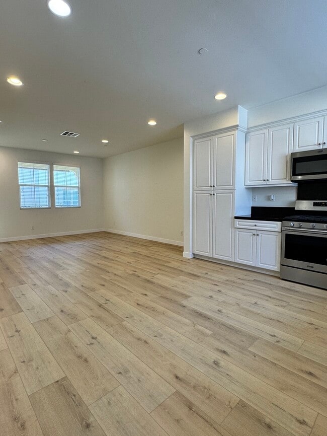 Building Photo - Newer Townhouse for lease in Eastvale.