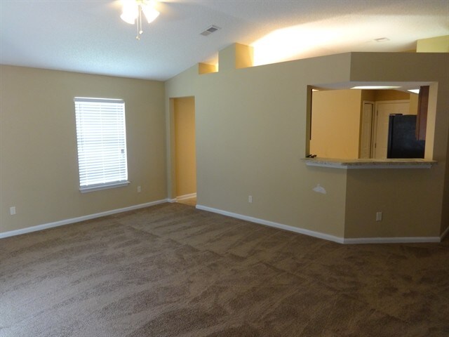 Foto del edificio - 1730 Hudderfield Cir W