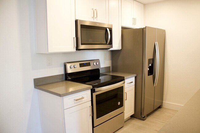 Foto del edificio - Gorgeous 2 bedroom, 2 bathroom second floo...