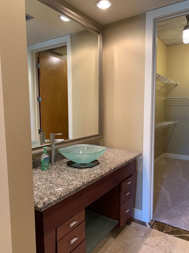 Foto del edificio - Fabulous 2 Bedroom/2 1/2 Bath Condo in Excellent Location