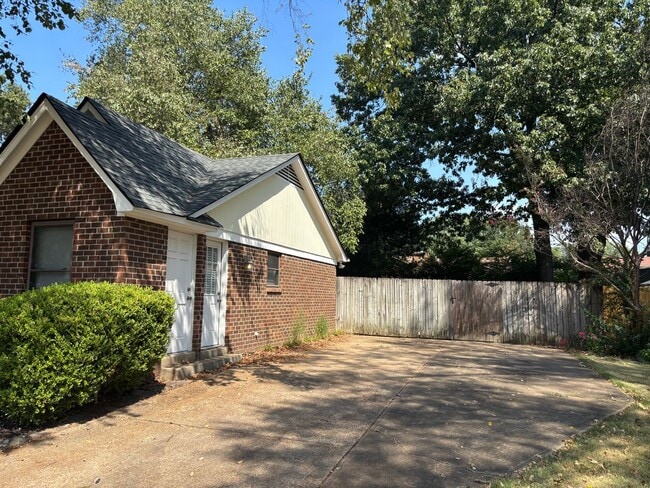 Building Photo - 3104 Ingleside Dr