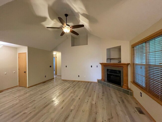 Foto del edificio - Charming Three Bedroom Two Bath Home in Republic School District!