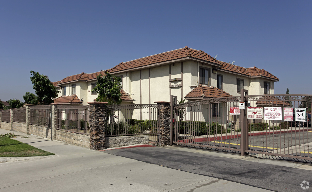 Primary Photo - Fontana Avenue Apartments