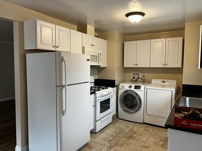 Building Photo - 18402 Kingsdale Ave