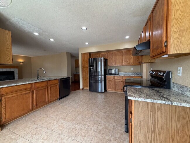 Foto del edificio - ~Available Now~  Beautiful Four Bedroom Home with Fireplace, Private Yard & Luxurious Primary Suite!
