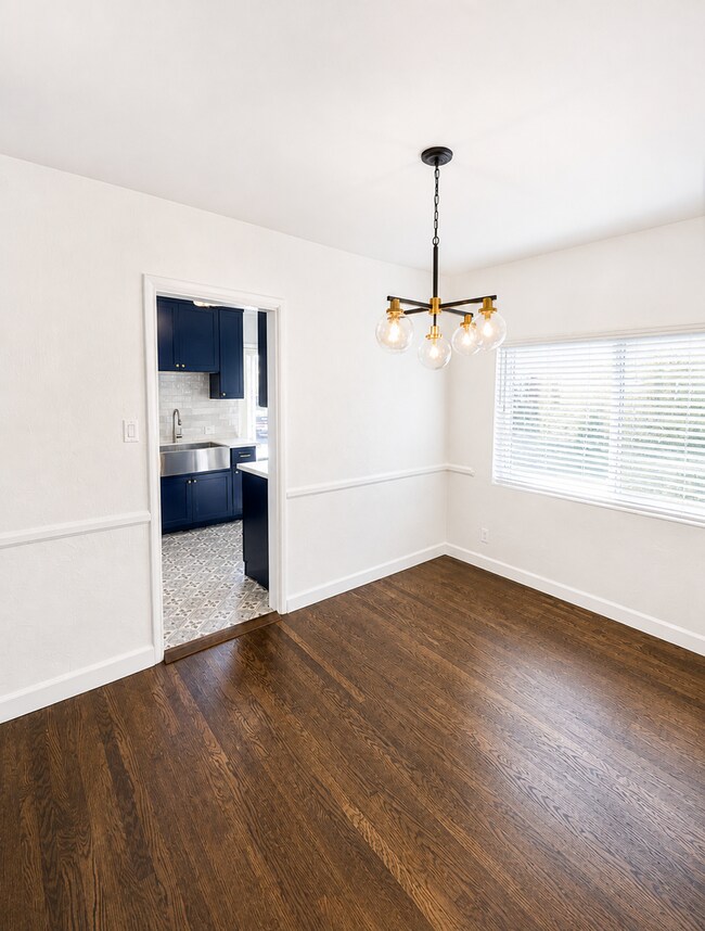 Foto del edificio - Remodeled 2BR in NoHo – New Kitchen, 2 Parking Spaces, Walk to NoHo West Mall