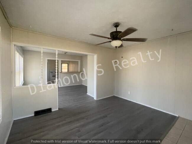 Building Photo - Spacious 2 Bedroom Home - Fenced Yard!