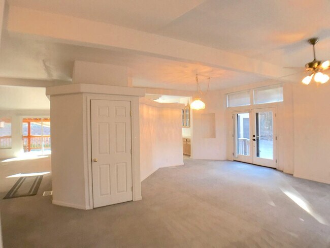 Foto del edificio - Jemez Mountains 3 bedroom with an open layout and large living areas and kitchen.
