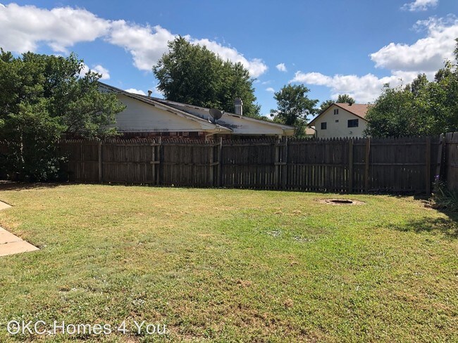 Building Photo - 5 br, 3.5 bath House - 6516 Eastwood Circle