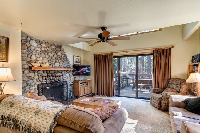 Foto del edificio - 8038 Larkspur Ln
