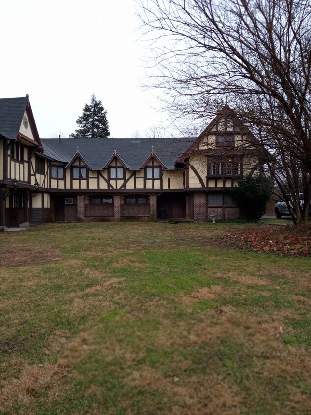 187 State Rd Unit 2nd flr., Andalusia, PA 19020 Apartments in