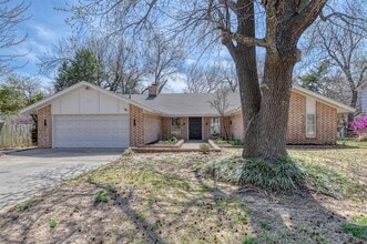 Building Photo - 916 Schulze Dr
