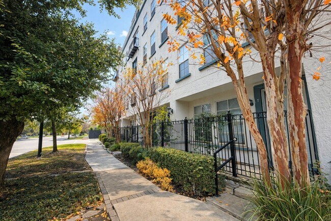 Building Photo - 2216 Chenevert St
